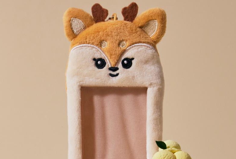 shuasumi plush keyring, coin purse (?), lightstick cover, and pc