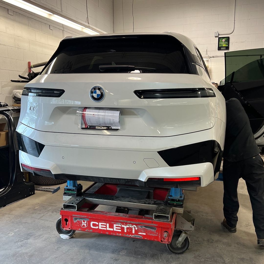 Celettegroup's tweet image. #BMW  iX, an all-electric vehicle, is undergoing repairs on its right rear side. It is securely positioned on a #Celette Sevenne #framemachine, using the Cameleon universal jig set with the side gantry. This setup ensures that the BMW iX is restored to OEM specifications.