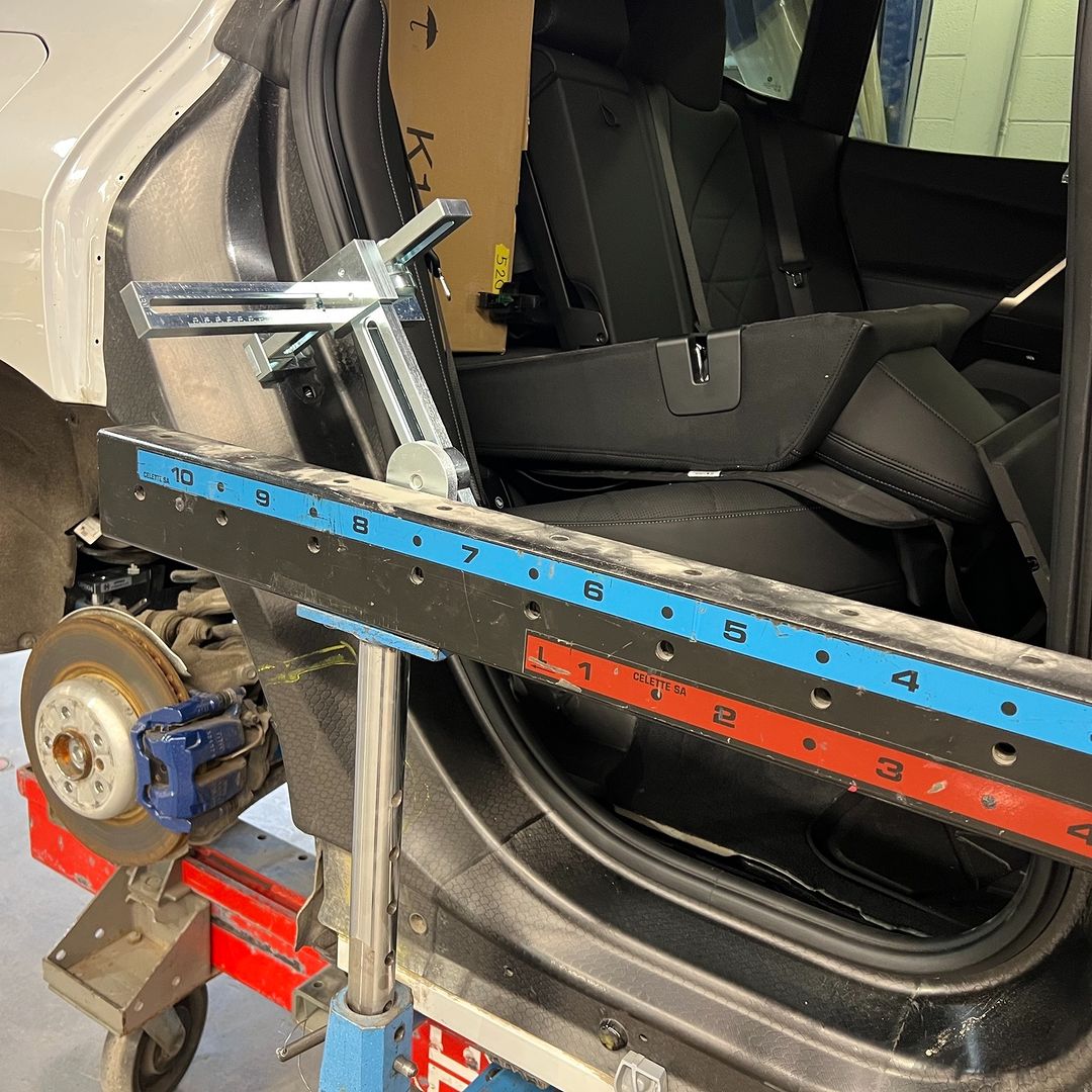 Celettegroup's tweet image. #BMW  iX, an all-electric vehicle, is undergoing repairs on its right rear side. It is securely positioned on a #Celette Sevenne #framemachine, using the Cameleon universal jig set with the side gantry. This setup ensures that the BMW iX is restored to OEM specifications.