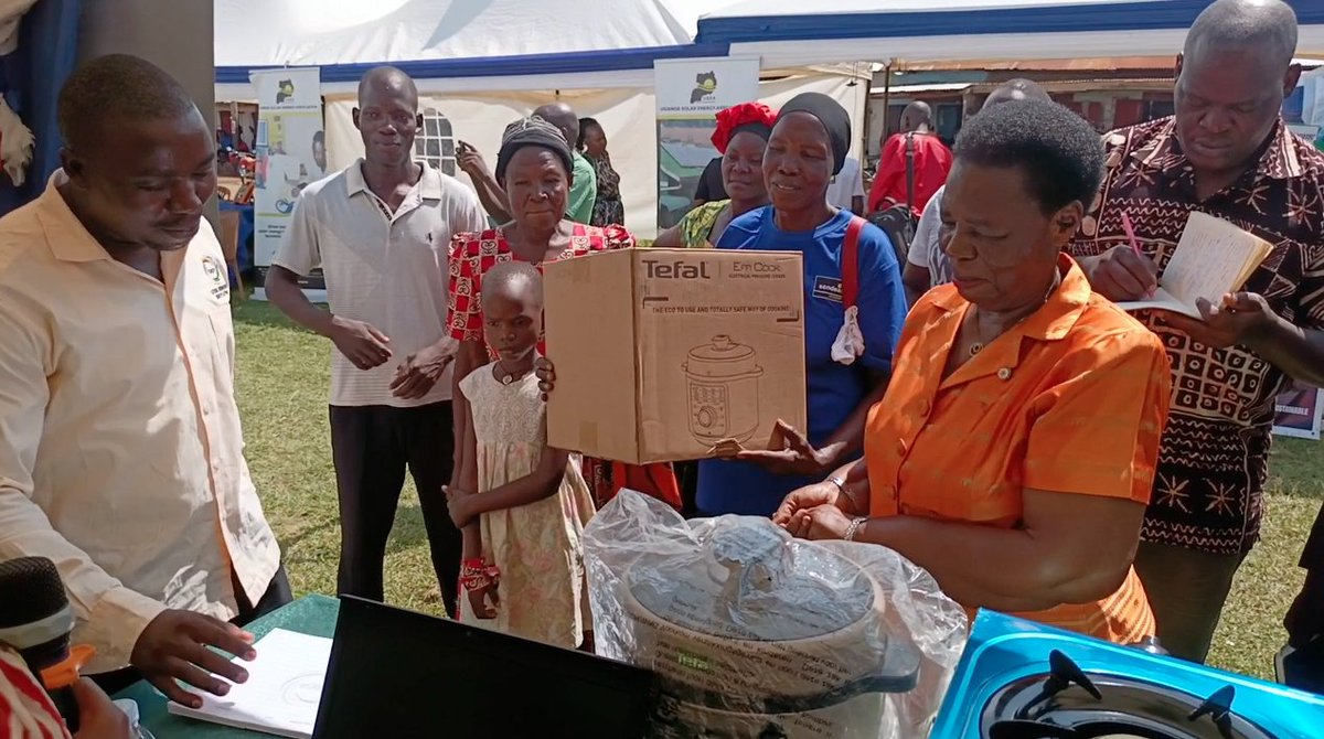 SendeaAcademyUG's tweet photo. Speaking at the Busoga Olwekobaano and Energy Expo 2024 in Kaliro District, Loy Kyozaire, CEO of Sendea Academy, reiterated the necessity for homes in the Busoga Sub-region to provide access better energy options for cooking. https://t.co/TG0HuV67fy