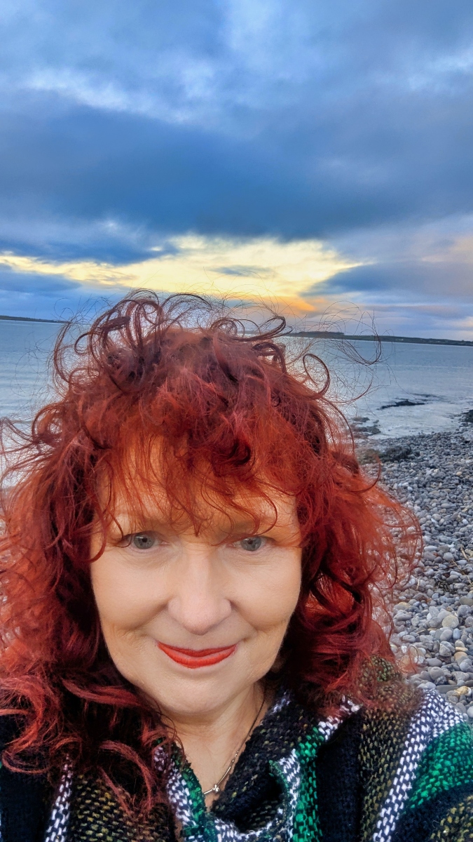 violadono's tweet photo. Last Sunday  I found solace amidst the whirlwind of life's challenges on an impromptu trip to Rosses Point beach with my darling husband (who sat and played cards on his iPad while I foraged on the beach.)
The gentle lapping of waves, the crisp tang of sea air, and the meditative crunch of my boots on the rocky shore provided an escape I hadn't realised I needed. #seaweed #foraging #Sligo https://t.co/yQQRYAuzK8