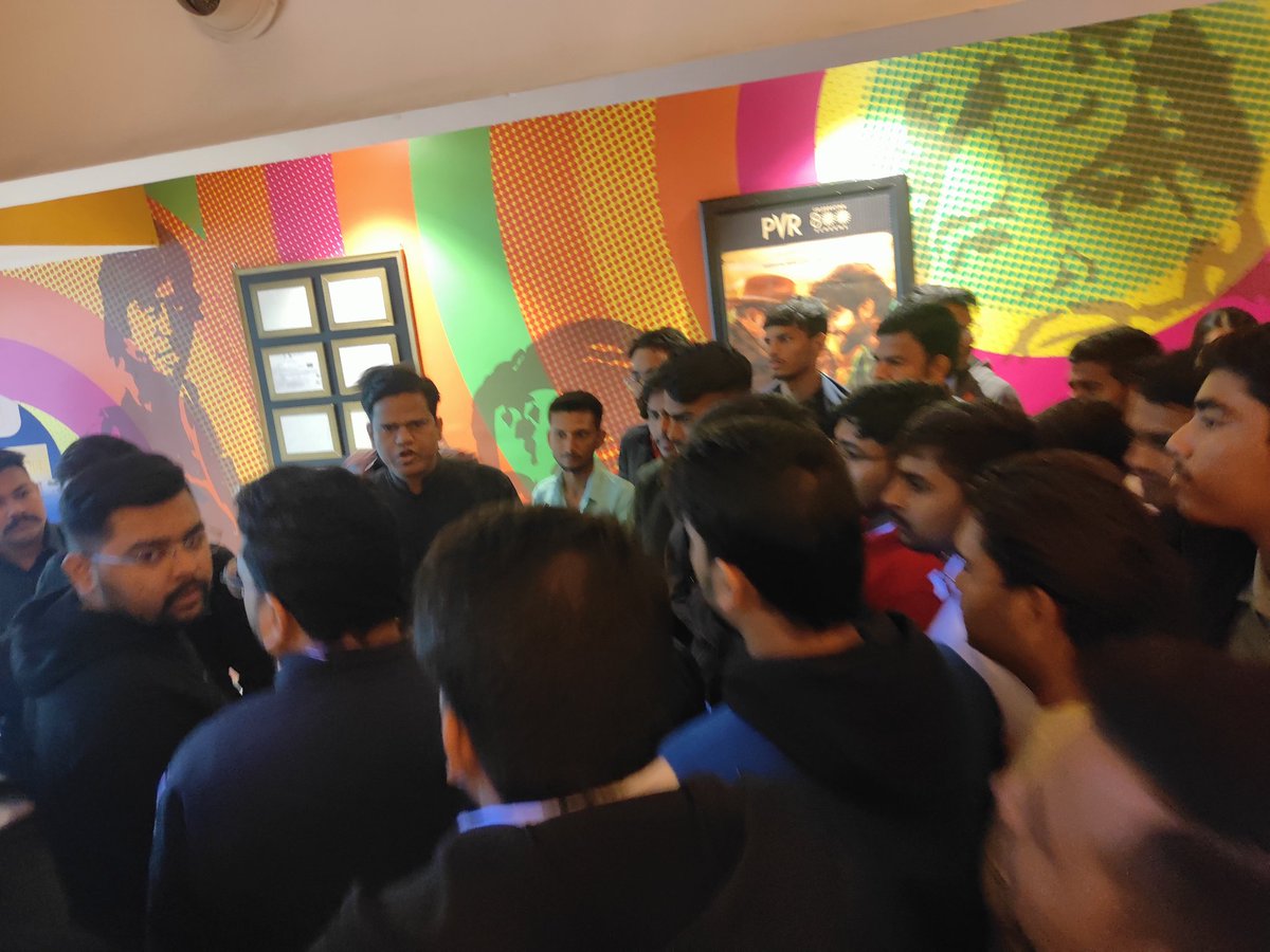 ratan_dixit_'s tweet photo. According to them show is cancelled!! and  they are saying Go Home!Which is not fare ! 
Is there No value of our precious time!? @_PVRCinemas @PicturesPVR @kamalgianc   #Pvrujjain https://t.co/P94iRQ80g9