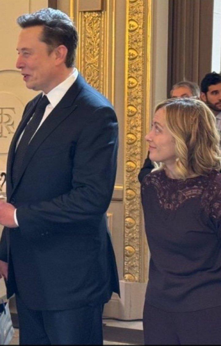 Illuminista71's tweet photo. In fondo, la serata fascista è tutta qua.
L'adulazione per l'uomo bianco con potere e soldi.
E la donna, muta e piccolina, un passo indietro.
E pazienza se l'uomo bianco con i soldi ha qualche debolezza....
#IlNuovoFascismo
#meloni_che_squallore
#melonipremier
#patriarcato https://t.co/h2qWXMF4rW