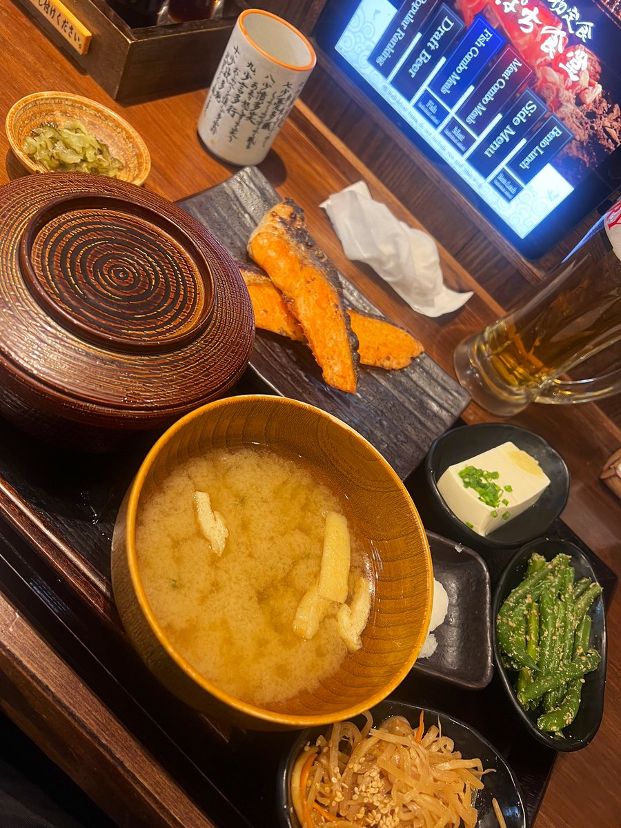 helloitsashie's tweet photo. fave lunch, tree, cat &amp; tea 🍵 🐱 🍱 https://t.co/QS1GtiAbwR