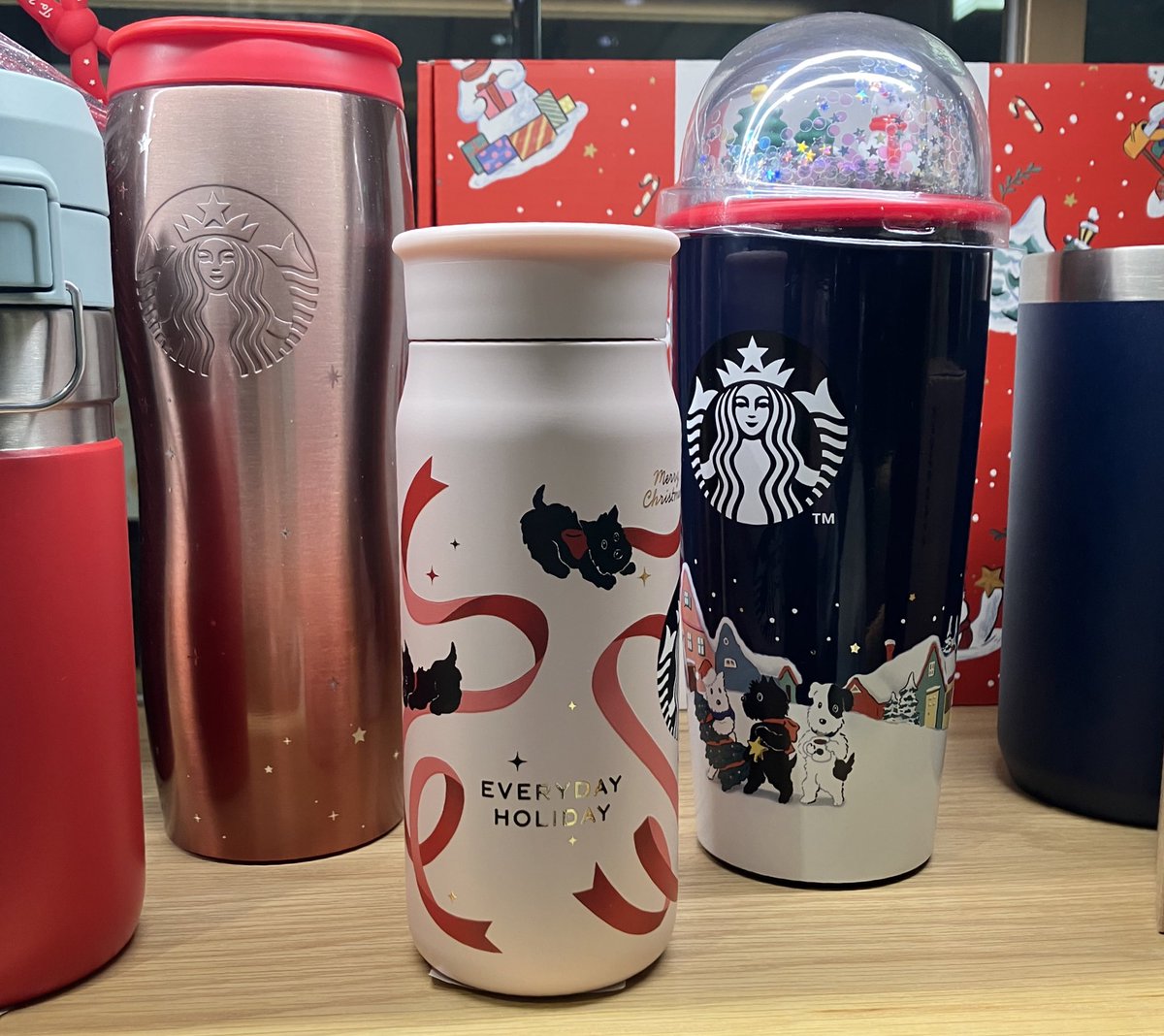 oorm02's tweet photo. 韓国　クリスマス限定
スターバックス　タンブラー

代行希望の方いますか？
#韓国旅行 #韓国代行 #MD代行 #スターバックス #スタバ https://t.co/hFzdPhBMPM