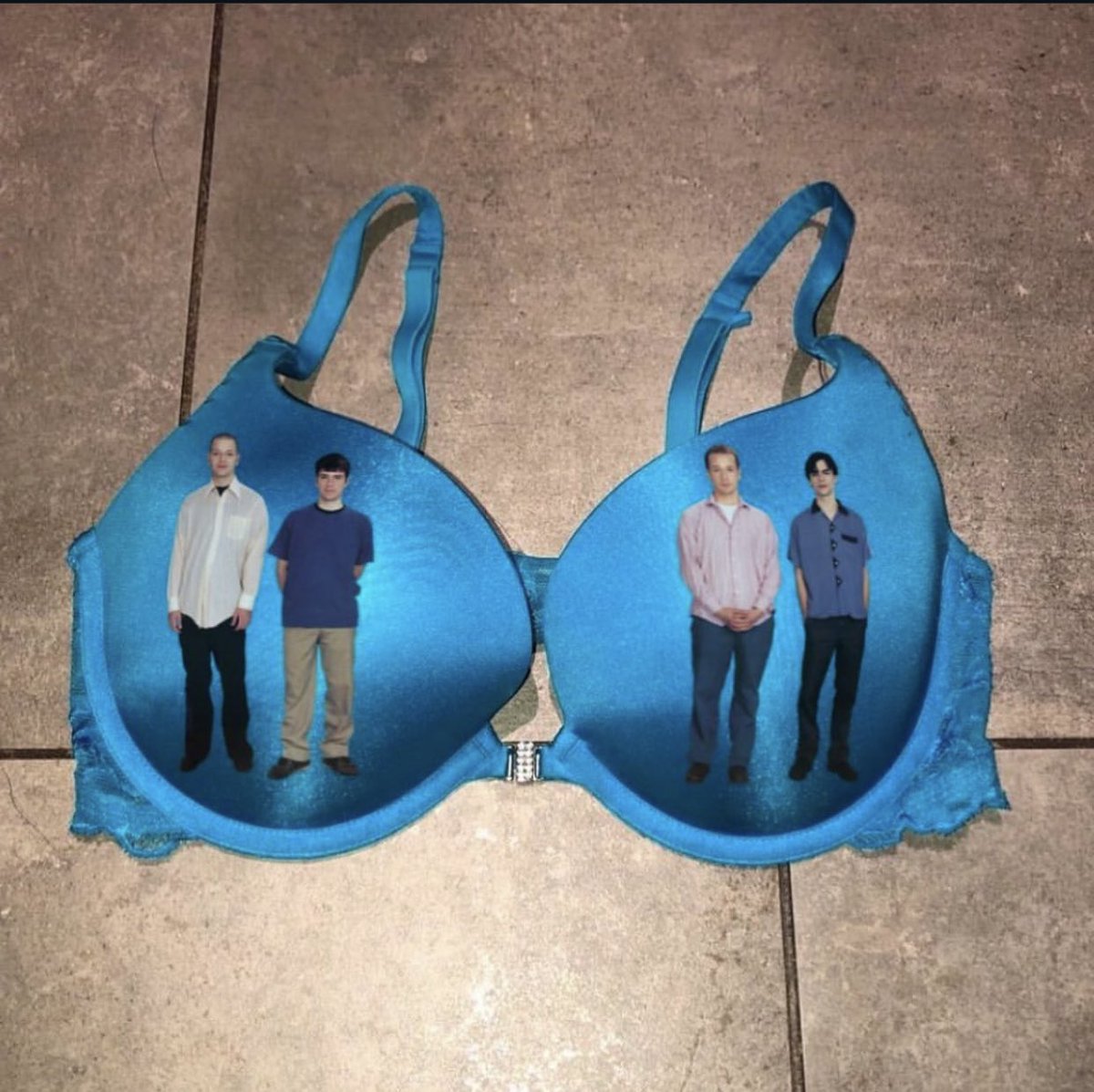 whotfisjovana's tweet photo. waiting for him at home wearing the weezer bra https://t.co/RWVi0UfQp2