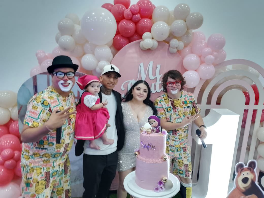 ChocolatePayaso's tweet photo. “Mis ganas de chambear son como mi lonche, no traigo” 😂😂
Gracias a Sofi por invitarnos a su maravillosa fiesta!!🥳 🫶🎂
Siempre en los mejores momentos 🍀🥳
#fiestainfantil
#payasoreydechocolate
#principedechocolate https://t.co/SQAXhWpdOZ