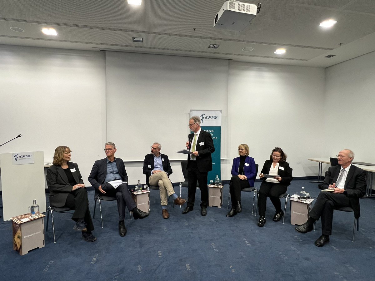 PK + Berliner Forum <a href="/AWMF_eV/">AWMF</a> -
„Auf dem Weg zu einer sektorenübergreifenden Versorgung“: Alle Stakeholder bei der weiteren Ausformulierung von AOP-Katalog + HDRG einbeziehen (#Sachkosten!), Bedarf übergreifend + regional planen, Ergebnisqualität einheitlich longitudinal messen.