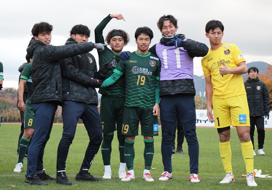 arterivo_info's tweet photo. 📷写真で振り返るKSLアストエンジ杯準々決勝～その３

右サイドで先発フル出場の二木勇樹選手
「僕はこの試合が今シーズン初スタメンでした。約１年ぶりのスタメン出場で…」

👇全文はこちら👇
https://t.co/kodqwKZT6o

#アルテリーヴォ和歌山
#KSLアストエンジ杯
#二木勇樹
#家族やサポーターに感謝 https://t.co/wKwvseRpqR