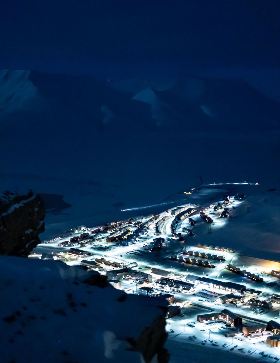 positive_monkey's tweet photo. Svalbard, Northern Norway

Have you ever imagine a total darkness 24/7? The official period of darkness in Longyearbyen runs from 26 October to 16 February. Yet, it is the most beautiful season Svalbard has to offer. https://t.co/8gDM4mZXTe