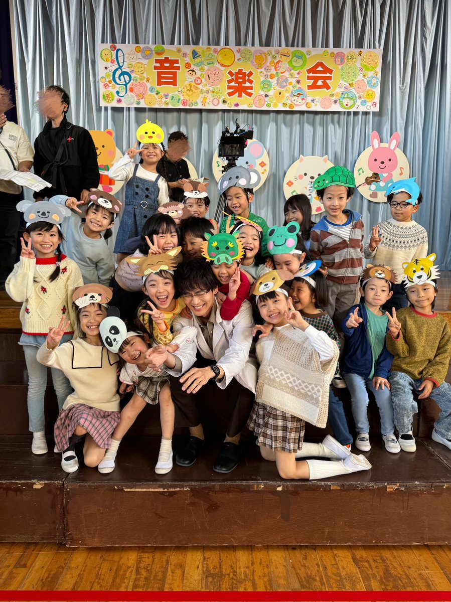 tatsuki_ntv's tweet photo. 🥼#放課後カルテ 🏫

1年生のみんなと牧野先生👓
みなさま、どこにマッキーがいるか
見つけられましたか？🔍

大人気すぎるマッキー🐥🐻🐨🐯🐬

第8話見逃し配信中✨
TVer🎬https://t.co/Qe7QUpqik1
Hulu❇️https://t.co/uTbOnyytKD

#松下洸平

📢【第9話】12月14日(土)よる9時 https://t.co/fAFA2ls87T