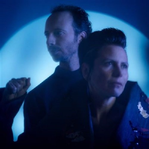 Une très belle voix, des arrangements classieux, Minuit Soleil est une belle proposition de chanson française (si on aime ce poncif) donc une belle découverte. mescritiques.be/spip.php?artic…