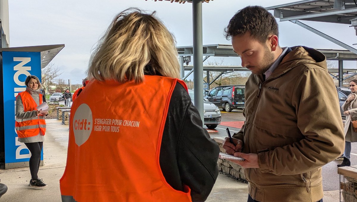 damienmaudt's tweet photo. "30 ans de boîte, je suis à 1600€ nets, je me fais rattraper par le Smic. Les actionnaires, ils vont prendre un milliard cette année ! Mais qui produit la valeur ? Les actionnaires ou les salariés ?"

Dans ce système injuste, Décathlon, grâce au travail exceptionnel de ses salariés, voit ses bénéfices exploser. Pourtant, ce ne sont pas les salariés qui captent l'argent, mais ceux qui font de l'argent avec de l'argent, parfois de l'argent en dormant : les actionnaires.

Depuis 2020 : 3 milliards pour les actionnaires déjà.

Dans le même temps aussi, la famille Mulliez annonce un plan social chez Auchan.

Soutien aux salariés de Décathlon, en grève, à Limoges.