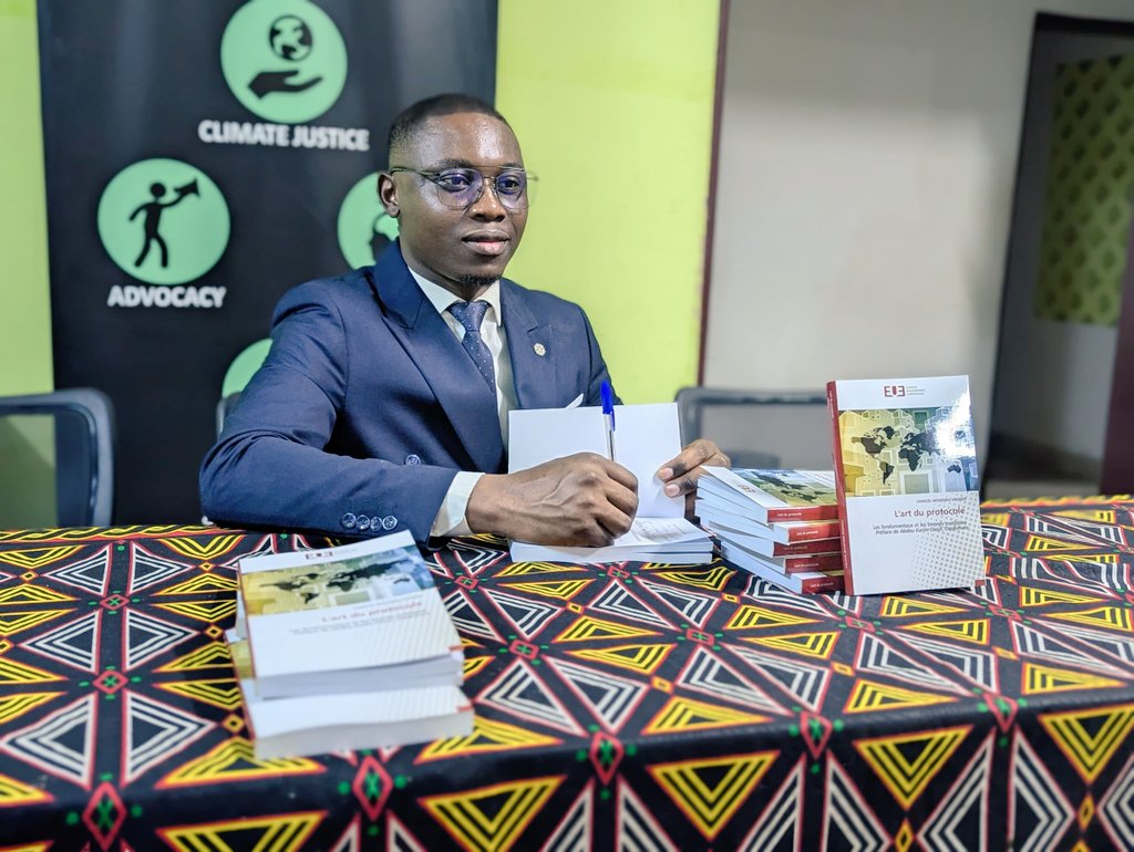 CMouzong's tweet photo. ✨ Un immense merci à tous ceux qui ont assisté à ma cérémonie de dédicace et qui m'ont accompagné dans cette aventure !

📚 N'oubliez pas de vous procurer mon livre ! . 

Jusqu'au 31 décembre le livre est disponible au Prix Étudiant qui est de 5000frs.

Contact : 659 461 679 https://t.co/f58ReawdpG