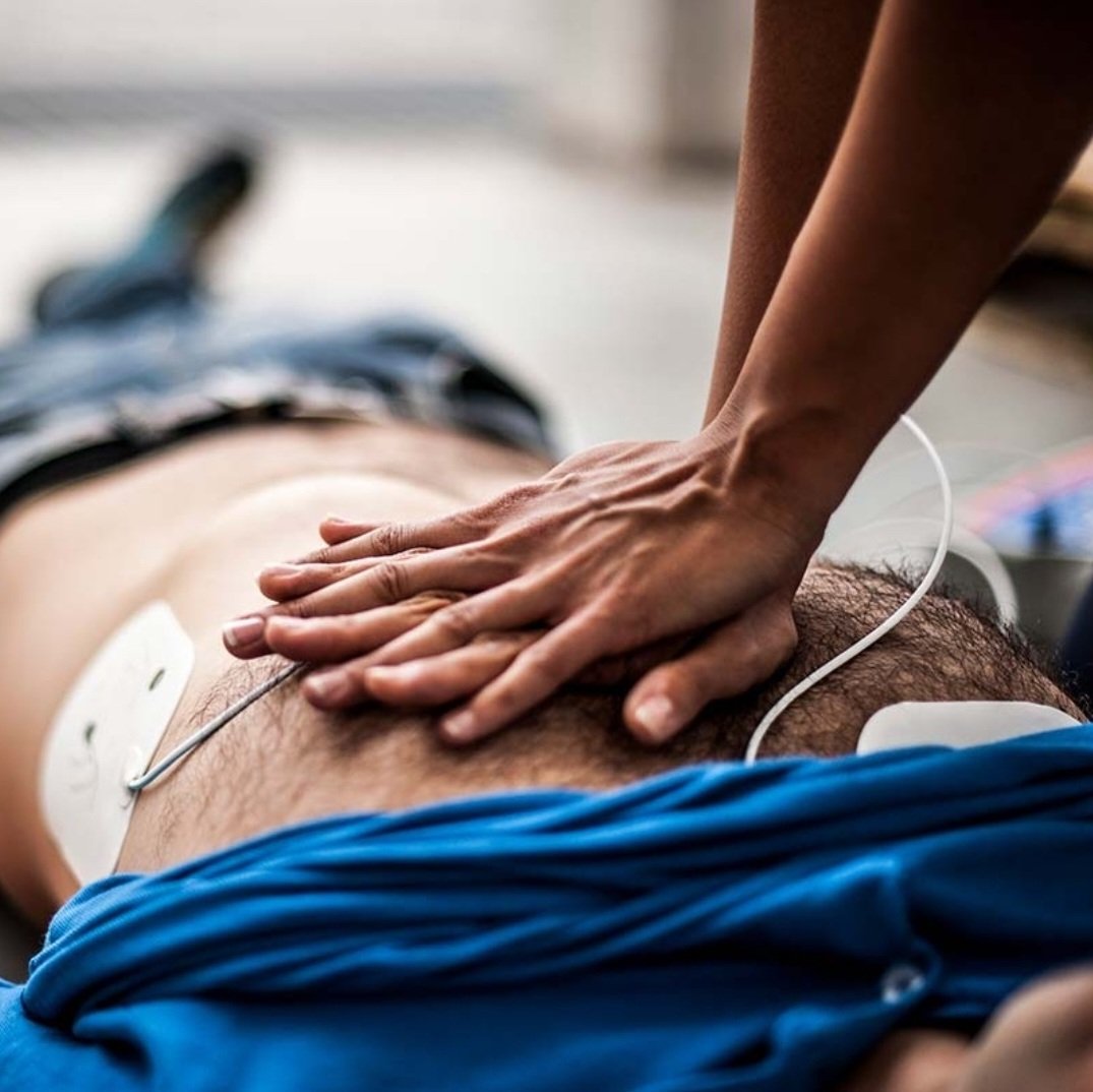 ECMT_SA's tweet photo. تعلم معنا #الانعاش_القلبي_الرئوي #CPR واستخدام جهاز #مزيل_الرجفان #AED
وكن مستعدا للمساعدة عند حدوث الطوارئ القلبية
#انقذ_حياة
#Save_a_life
0504209827
#صباح_الخير
#فضفضه_مشاعر
#تحرير_الشام
#التلفزيون_السوري
#غازي_الذيابي
#سجن_صيدنايا
#صباح_الاجواء_الحلوه
#أسبوع_الرياض_الموسيقي https://t.co/QK2dsH7ouE