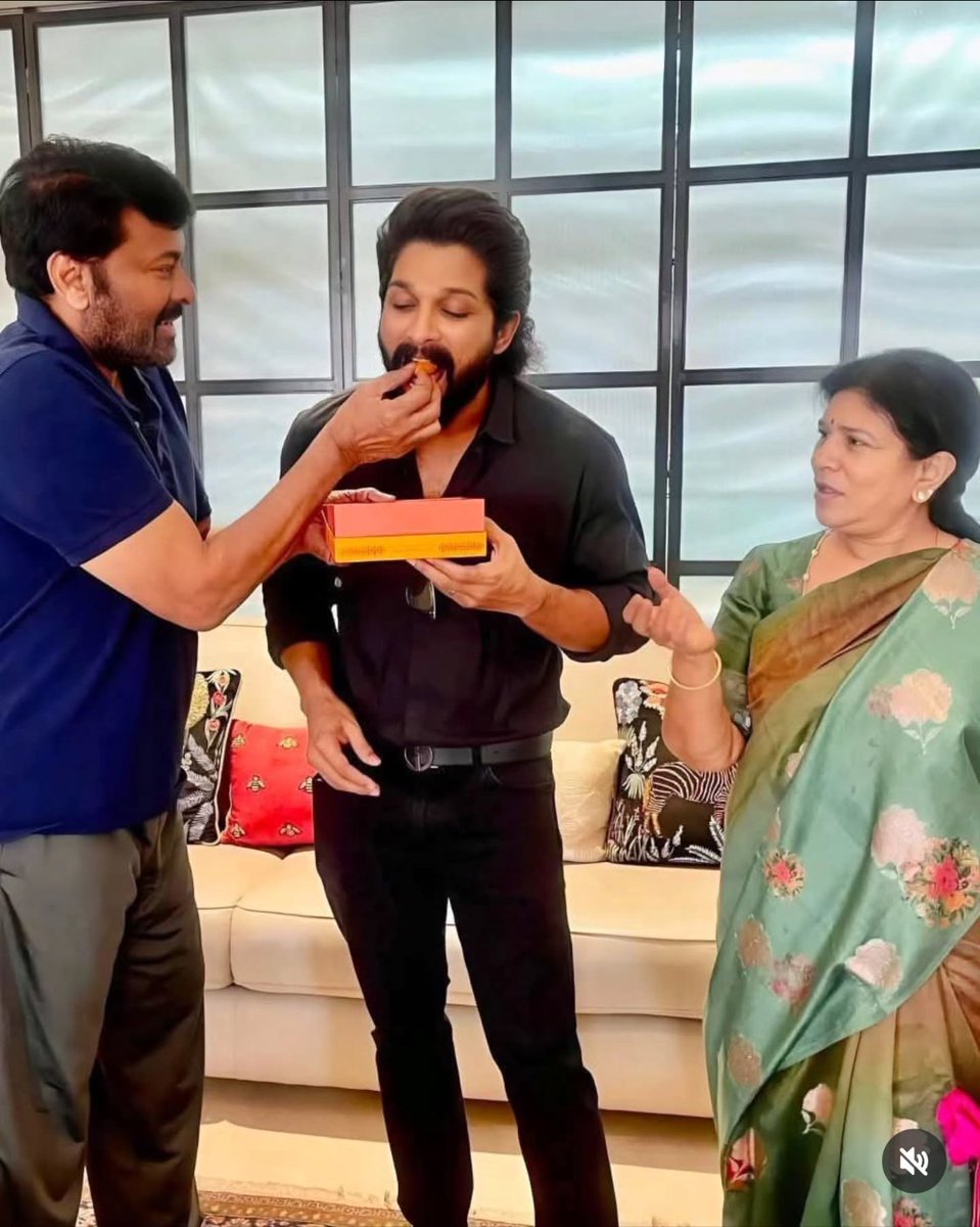 chintugaduinX's tweet photo. Memu memu banay untam ,,,,meray mogga gudisipondi ;- bunny
#bosschiru
#AlluArjun #Pushpa2 https://t.co/nOJJoO0sgq