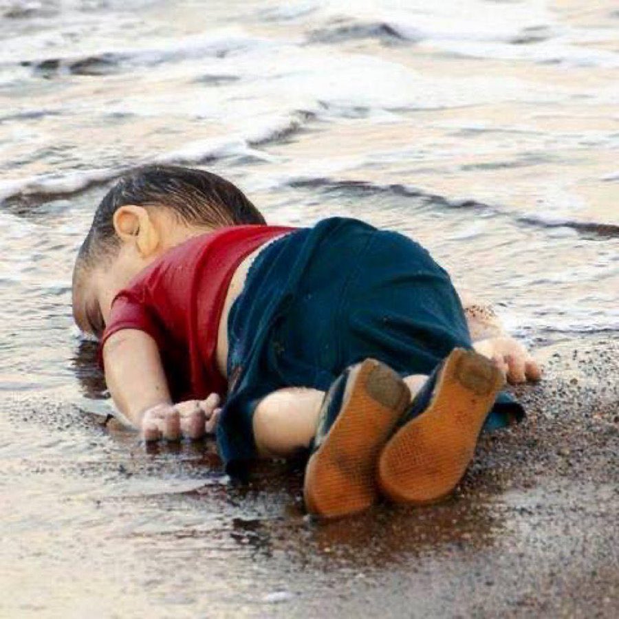 omaraadii's tweet photo. هذه الصورة التي ألتقطت أيام ا��ثورة السورية بين ٢٠١١ و ٢٠١٦ لطفل سوري مات غرقًا على سواحل اليونان أثناء هروبه بأحضانِ أمه وأبيه بحراً عبر تركيا من بطش بشار وشبيحته وداعميه ،تكفي وحدها ، وحدها فقط، لملاحقة بشار وإعدامه هو  وداعميه ألف مرة ومرة.
#سوريا_الان #سوريا https://t.co/7waEE0G6Y1