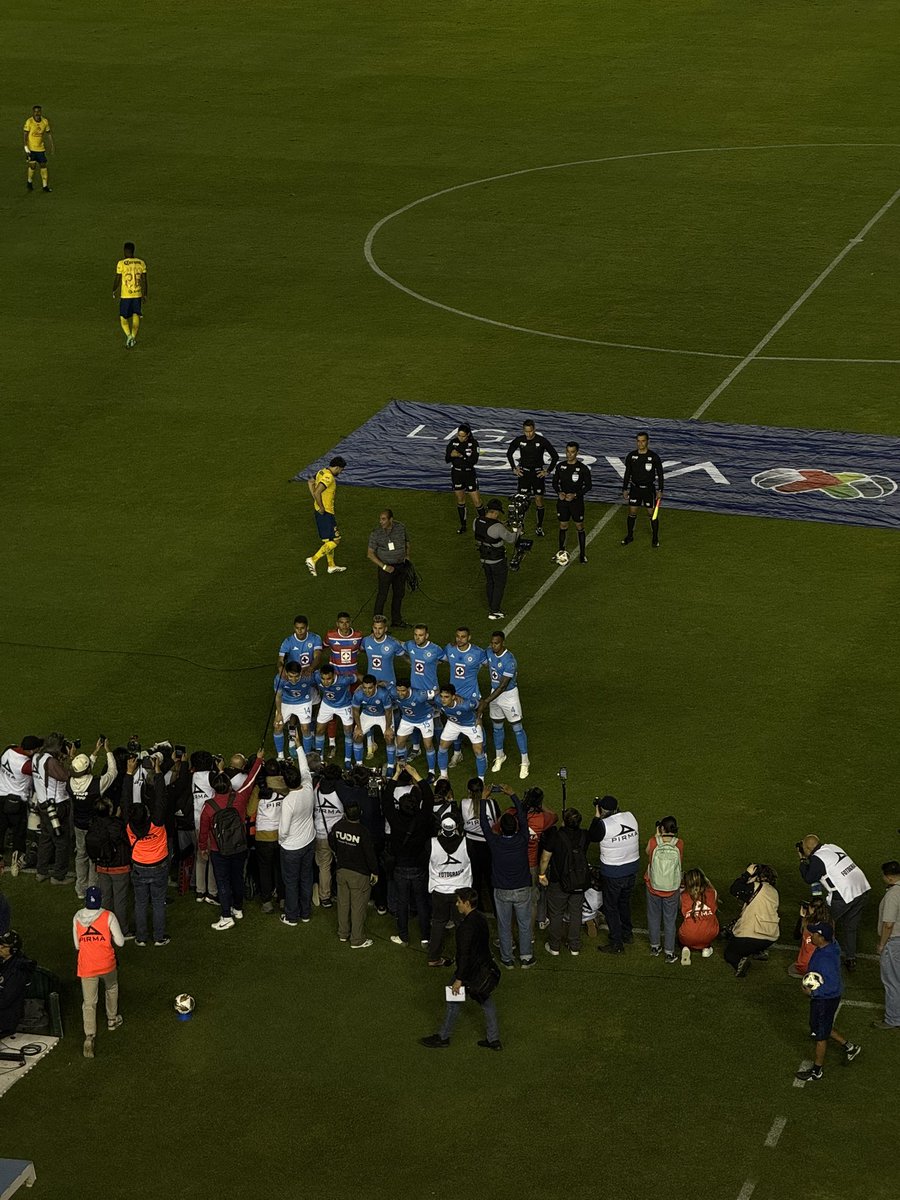 Ni modo, no se logró el pase a la final, pero esta temporada recuperamos algo que no vivíamos hace mucho tiempo. Esa pasión que recorre el cuerpo, esa emoción de ver a tu equipo lograr la remontada, perder la voz en cada gol. Recuperamos la identidad del equipo. Gracias <a href="/CruzAzul/">CRUZ AZUL</a>