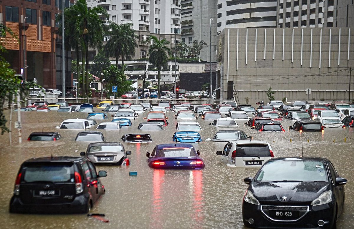 lalalolss's tweet photo. This mat salleh was promoting to other mat salleh that Malaysia is good for their retirement home.

Dude we have Klang Darul Colombia, flood every month, bad traffic daily, public transport sucks, not enough doctors, rabies, rempit, mini Dhaka.

Leave that to us. https://t.co/A6tlhz6cQy