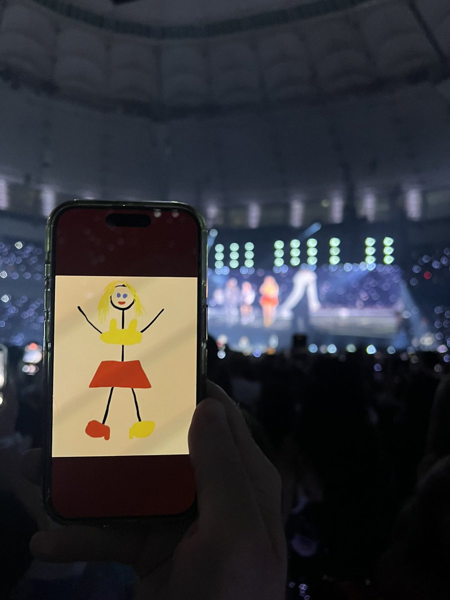 swiftalert_13's tweet image. She is the moment.