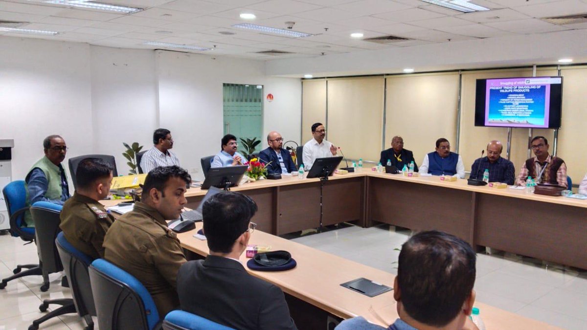 WCCBHQ's tweet image. WCCB conducted a one-day #sensitization program in collaboration with #TRAFFIC India and Airport #Customs for the #CISF, #Airlines, Customs and #AAI Officials at #Kolkata Airport on 25.11.2024. 51 Officers participated in the program.