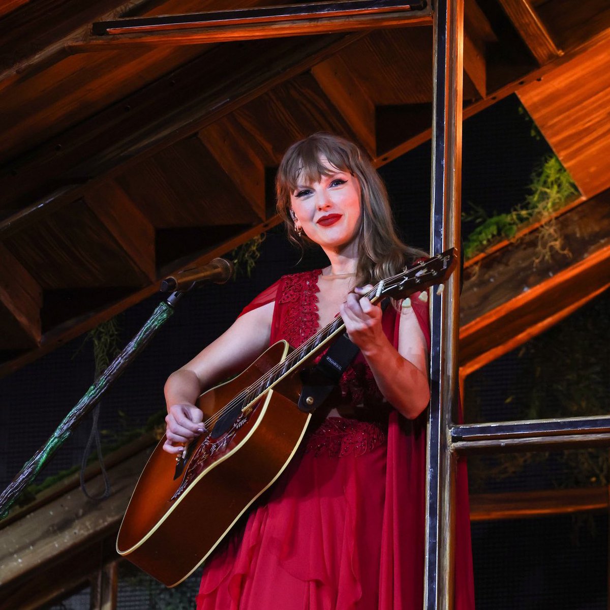 tswifterastour's tweet photo. 🚨| Taylor Swift has officially concluded the 'folkmore' era for the final time on 'The Eras Tour' #VancouverTSTheErasTour https://t.co/hZZmqEI4Jm