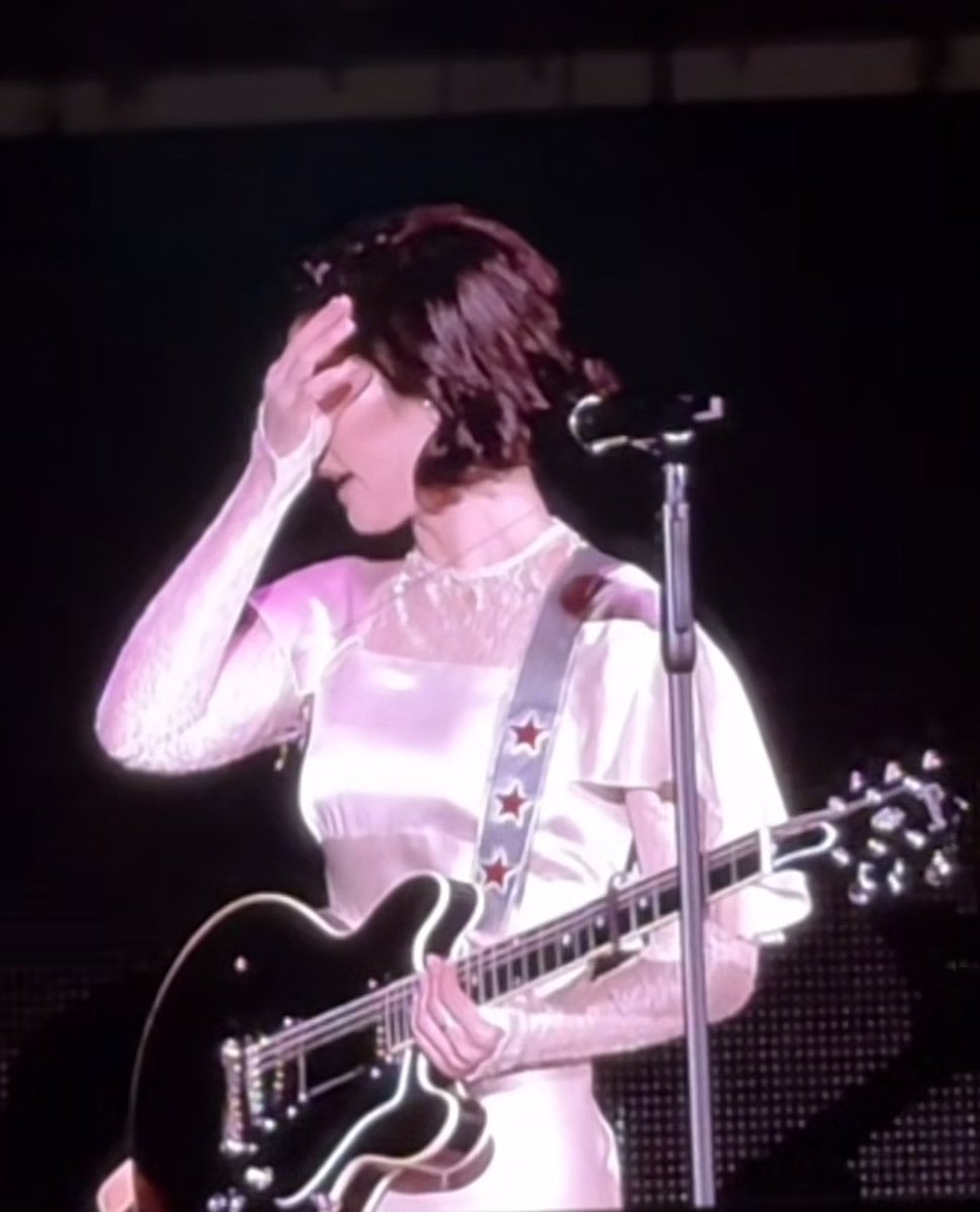 "i just want to say hello to everyone on the livestream" 😭🤍