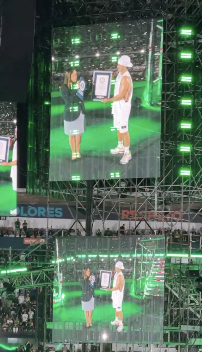 Juanjo_guerrero's tweet photo. Le dieron un Guiness Record a Feid por correr más de 10 km durante su concierto, tremendo invitado! https://t.co/i4ZPICewbt