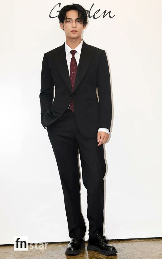 #민원 #미넌

미남 주의구역

믽규는 이제 막 주임 달았고, 신입이 언제 올지 부푼 마음으로 기다리고 있었어. 한 번쯤은 선배라고 불려보고 싶었던 거지. 푸흣. 신입 들어온다고 하니까 내심 기대했던 건, 이번 신입이 얼마나 잘생겼을까 하는 거였어.