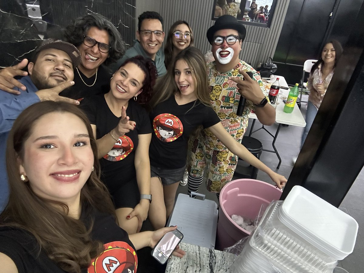 ChocolatePayaso's tweet photo. “Desde que me barrieron los pies, supe que mi vida amorosa iba a ser difícil” 😂😂😂🤡
Gracias César (Chachito) por invitarnos a tu maravillosa fiesta!! 🥳 🫶🍀
Siempre en los mejores momentos 
#fiestainfantil
#payasoreydechocolate
#principedechocolate https://t.co/83lXj80D4u