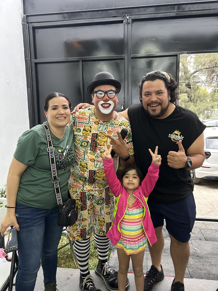 ChocolatePayaso's tweet photo. “Desde que me barrieron los pies, supe que mi vida amorosa iba a ser difícil” 😂😂😂🤡
Gracias César (Chachito) por invitarnos a tu maravillosa fiesta!! 🥳 🫶🍀
Siempre en los mejores momentos 
#fiestainfantil
#payasoreydechocolate
#principedechocolate https://t.co/83lXj80D4u
