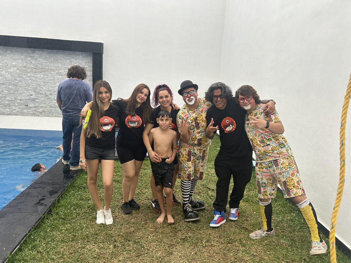 ChocolatePayaso's tweet photo. “Desde que me barrieron los pies, supe que mi vida amorosa iba a ser difícil” 😂😂😂🤡
Gracias César (Chachito) por invitarnos a tu maravillosa fiesta!! 🥳 🫶🍀
Siempre en los mejores momentos 
#fiestainfantil
#payasoreydechocolate
#principedechocolate https://t.co/83lXj80D4u