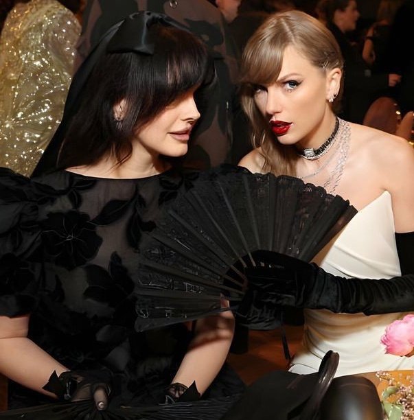 TR5PICO's tweet photo. 🧵 | Taylor swift being a Lana Del Rey stan, a long thread for Taylana stans 🎀 : https://t.co/WeIRo4uZDK