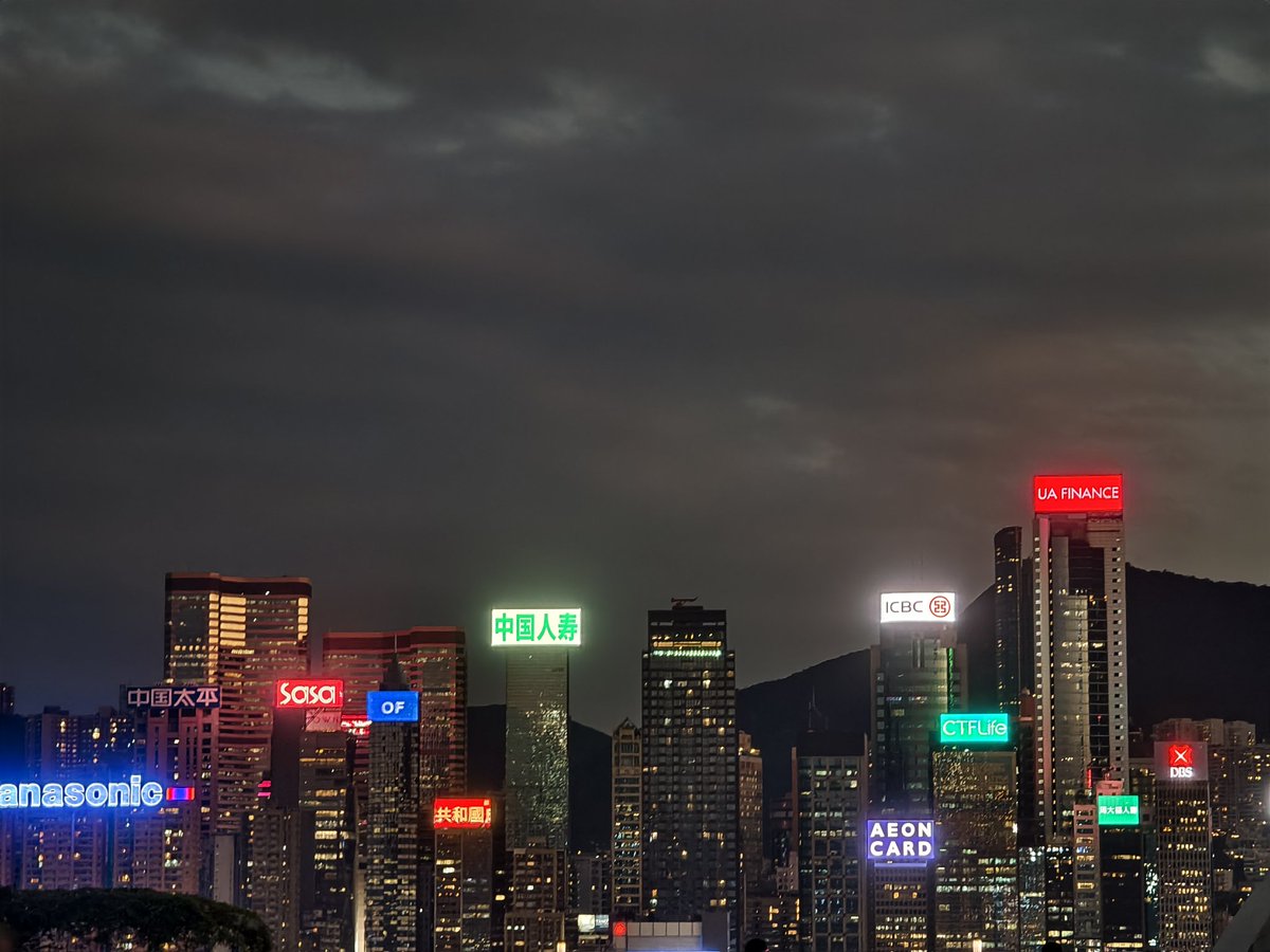 SmallXxx66's tweet photo. HongKong的夜景是上海比不了的 https://t.co/zRpavkIOFP