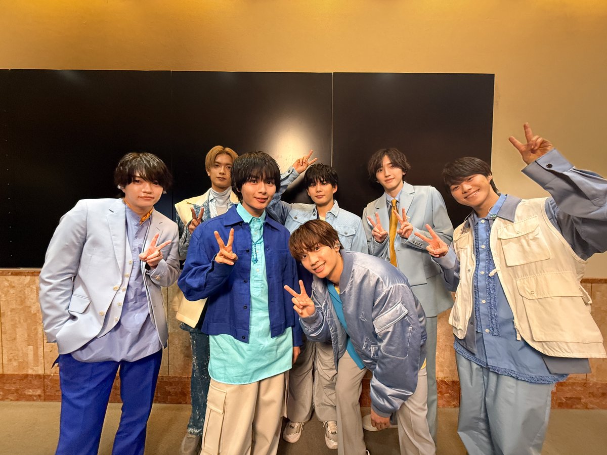 TBSCDTV's tweet photo. #CDTVライブライブ
今夜も激アツLIVEをお届け❤️‍🔥⚡️
本番直前ショットで実況中だよ📸

このあとは
#なにわ男子 が登場！

30年の時を超えて、
先輩から歌い継がれてきた名曲
「勇気100％」をフルサイズテレビ初披露✨

#CDTV
#TBS https://t.co/COTAQcGlfb
