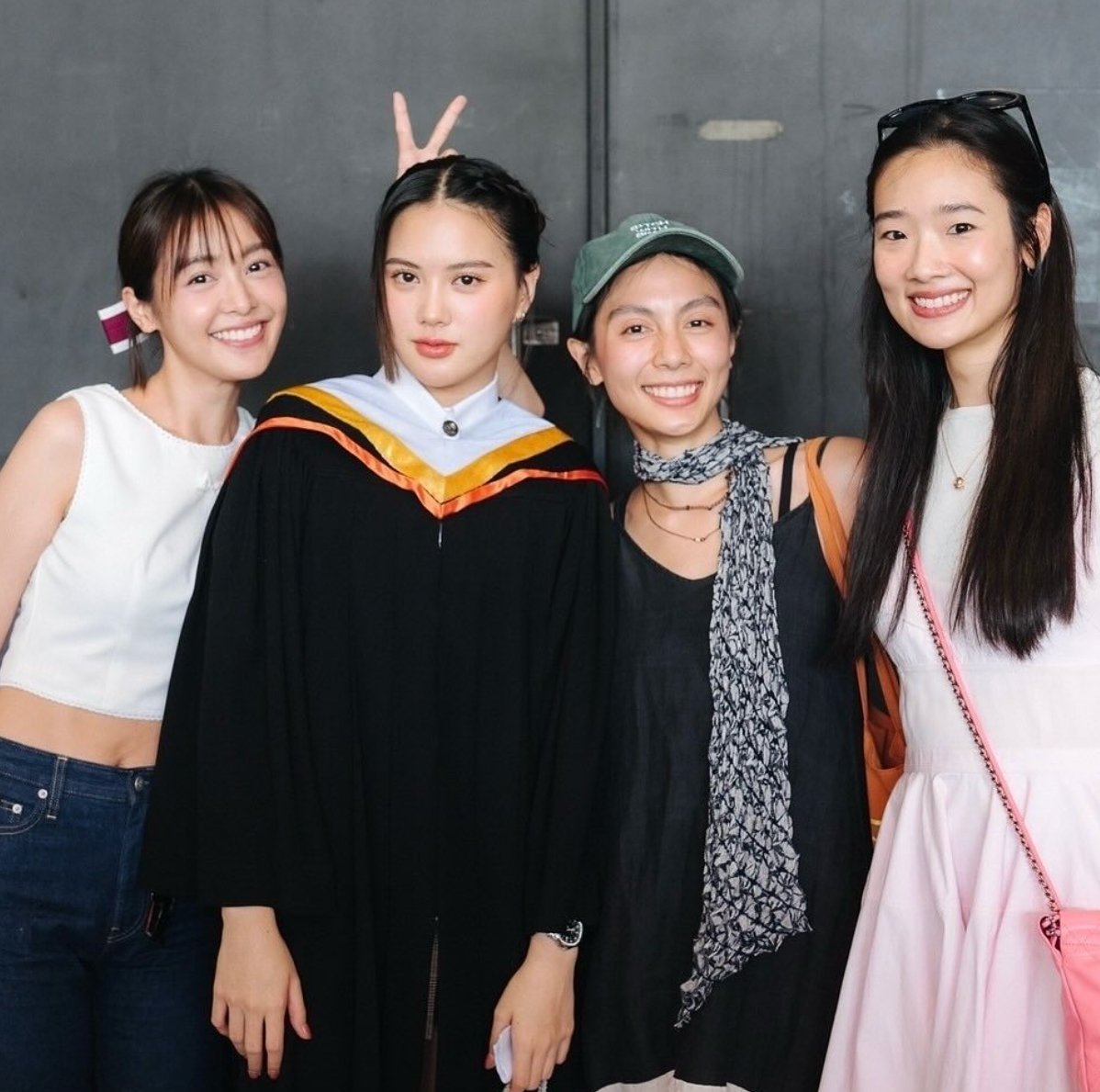 37millionmiles's tweet photo. คิดถึงแก๊งนางเอกหนัง พี่อุ้มพามา vlog ด้วยกันสักตอนจะเป็นพระคุณอย่างสูงง แงง ☺️🫶
#oomeisaya #aokbab #fahsarika #mintira https://t.co/4nT3rjGIgg