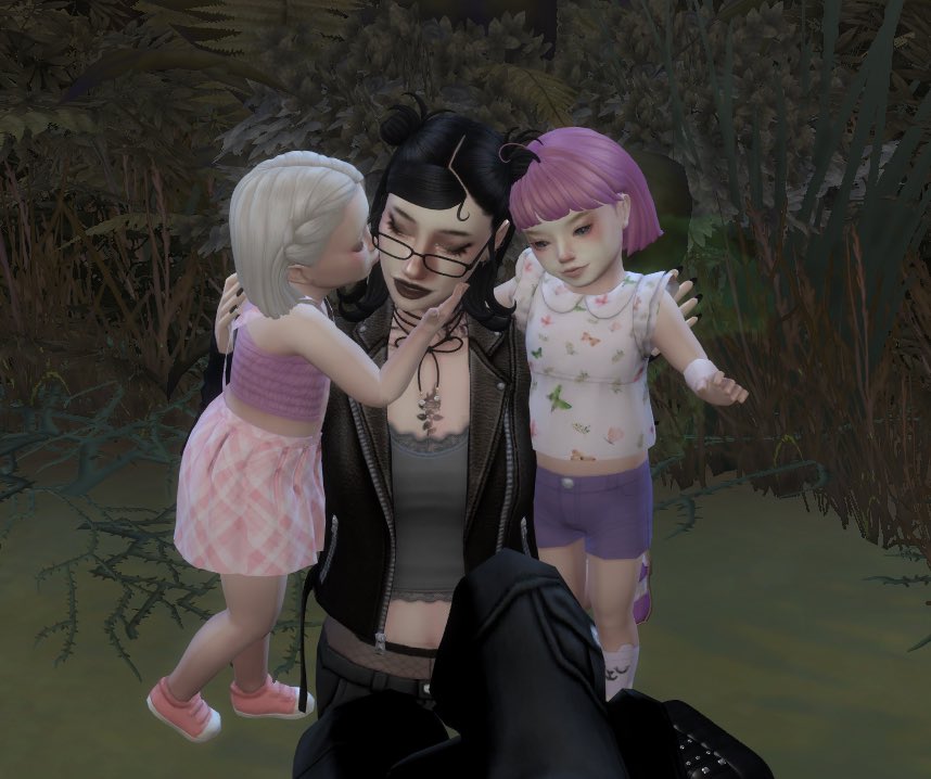 qynchiiplays's tweet photo. Her first babies!! Celeste &amp; Stella, daughters of L. Faba &amp; Eve 🧙🏻‍♀️🫧

They’re all grown up now 🥲. I have screenshots for yearssss…

#Sims4 #occultbabychallenge #simmer https://t.co/YKIgiudcyP