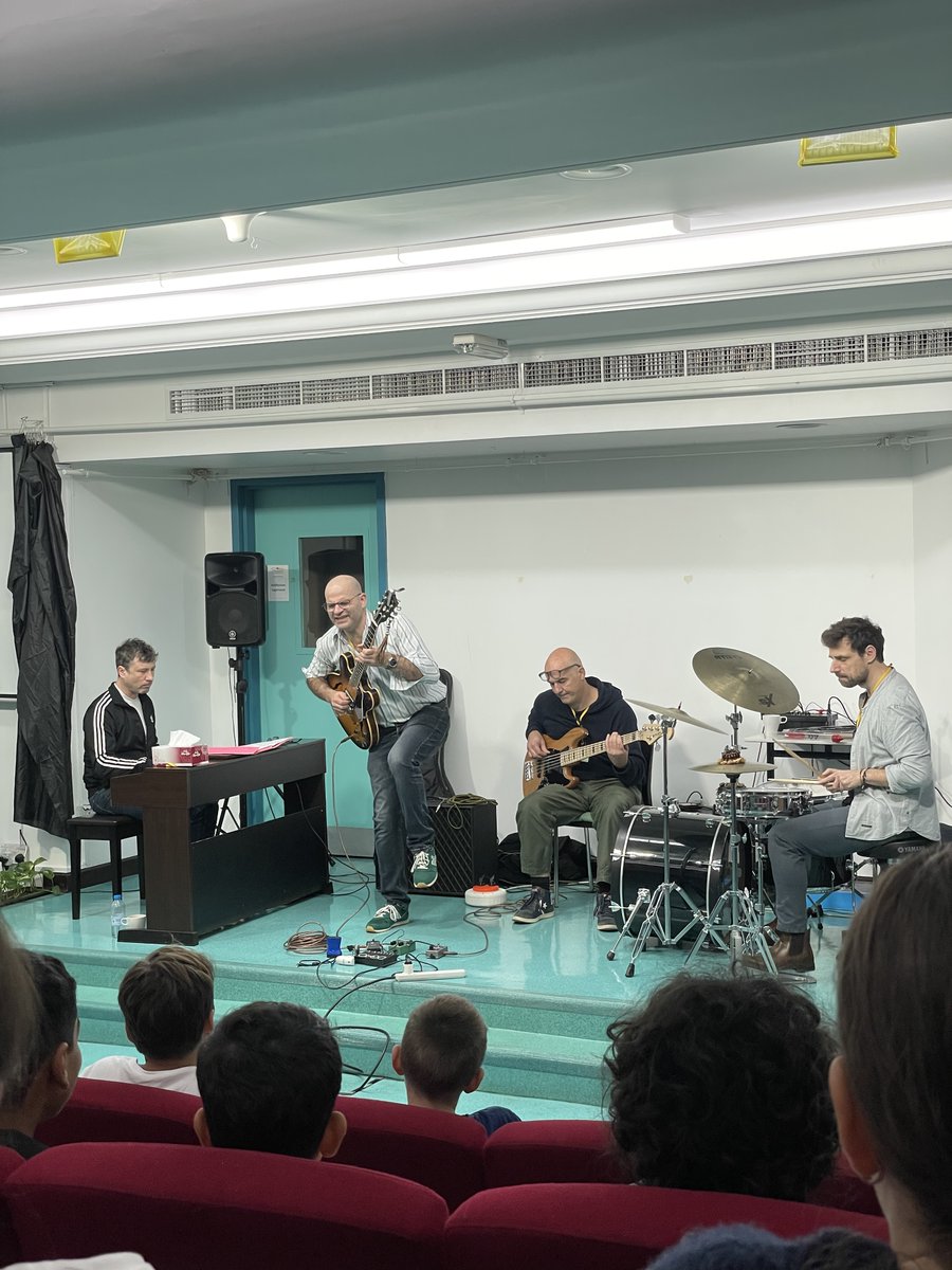 ifqdoha's tweet photo. 🎷The French group Electric 4tet had the honor of introducing 32 students from the German International School to the world of #Jazz, in the context of the🇪🇺 Jazz Festival 2024. 
A beautiful symbol of 🇫🇷🇩🇪cooperation and friendship! 
@kataraqatar @FranceauQatar @GermanyinQatar https://t.co/W00FRQ83Zs
