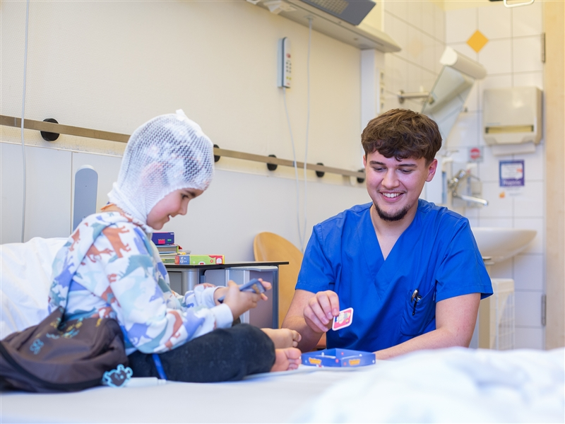 #MonTag der #Ausbildung: Gesundheits- und Kinderkrankenpfleger/innen pflegen und betreuen Säuglinge, kranke Kinder und Jugendliche in stationären Einrichtungen oder im ambulanten Bereich. Nach ärztlichen Anweisungen führen sie pflegerische und medizinische Maßnahmen durch.