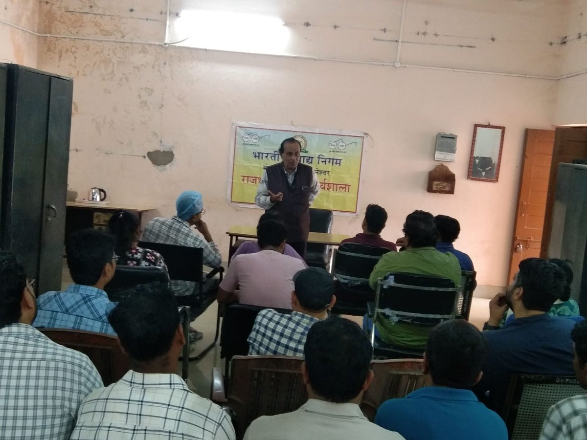 भारतीय खाद्य निगम, खाद्य भंडारण डिपो, खुर्दा रोड  में कार्यरत सभी कार्मिकों के लिए दिनांक 07.12.2024 को  हिंदी कार्यशाला का आयोजन किया गया जिसमें सभी कार्मिक अपना-अपना  कार्यालईन कम-काज को हिन्दी में शीघ्रता् से सम्पन्न करने एवं  हिन्दी शब्द के वर्तनी पर चर्चा किया गया ।