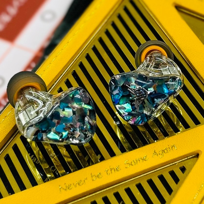 e_earphone_SND's tweet photo. #eイヤ仙台駅前店
#カスタムIEM
#スタッフおすすめ
#PantherAudio
【2024冬のカスタムIEMセール祭り⛄】12/22(日)まで開催中🔥
そこで今回はスタッフおすすめのカスタムIEM『Panther Audio LEGEND K8』をご紹介☆ミ
「非常に分離感に優れたフラット傾向のイヤホンです。BAドライバーを8基搭載していますが、一体感のある音色を奏でてくれます。音数が多い現代的な楽曲を聴く時に本領を発揮してくれる印象です。」
試聴機もございます。
お試しされたい方はお近くのスタッフまでお気軽にお声がけください🌟
--------------------------------------------------------------
✅Panther Audio LEGEND K8の詳細はこちら↓
https://t.co/N6MD2tsjK5
✅セール詳細はこちら↓
https://t.co/NNi7nsqXgN
