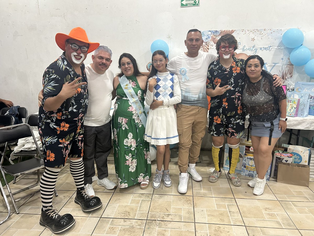 ChocolatePayaso's tweet photo. “Me dicen `Inviértele a tu cuerpo’ 😂😂 ¿A poco creen que el taquero me regala los tacos?” 😂😝☺️
Siempre en los mejores momentos!! 🥳🥳
Celebrando un grandioso #babyshower
Bendiciones Infinitas 
#payasoreydechocolate
#principedechocolate https://t.co/2msxeCaZaU