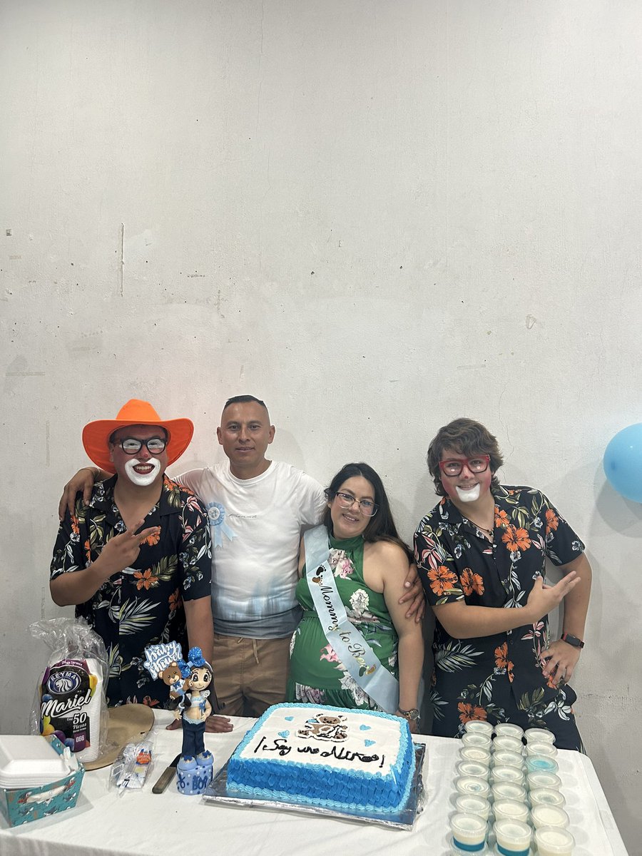 ChocolatePayaso's tweet photo. “Me dicen `Inviértele a tu cuerpo’ 😂😂 ¿A poco creen que el taquero me regala los tacos?” 😂😝☺️
Siempre en los mejores momentos!! 🥳🥳
Celebrando un grandioso #babyshower
Bendiciones Infinitas 
#payasoreydechocolate
#principedechocolate https://t.co/2msxeCaZaU