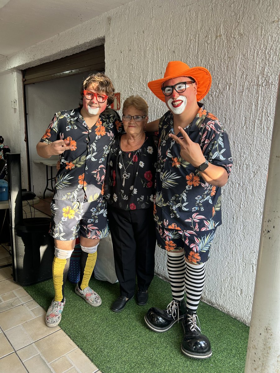 ChocolatePayaso's tweet photo. “Me dicen `Inviértele a tu cuerpo’ 😂😂 ¿A poco creen que el taquero me regala los tacos?” 😂😝☺️
Siempre en los mejores momentos!! 🥳🥳
Celebrando un grandioso #babyshower
Bendiciones Infinitas 
#payasoreydechocolate
#principedechocolate https://t.co/2msxeCaZaU