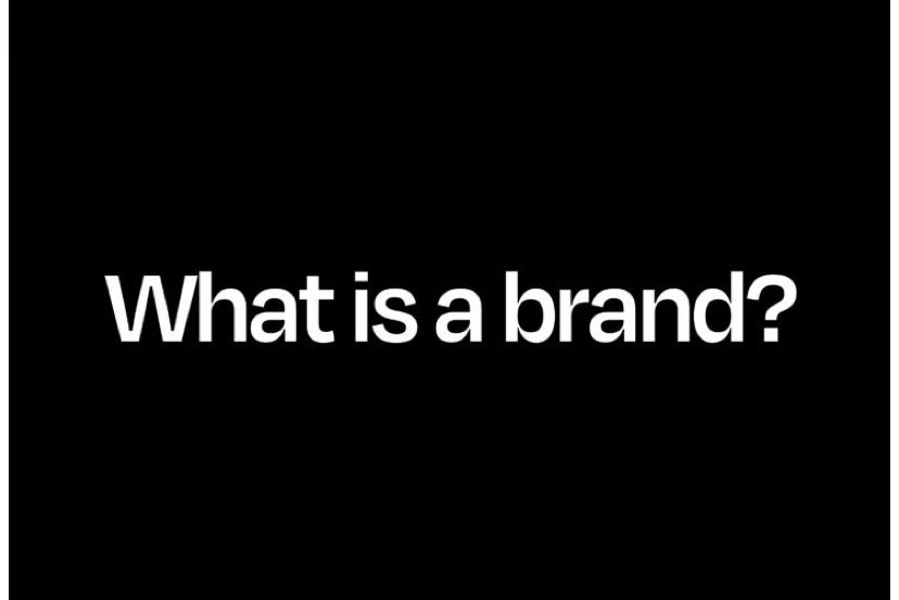 قد يصح التعبير أن فلسفة العلامة التجارية(Brand)، هي كائن حي ديناميكي، يتغير باستمرار بتفاعل ثلاث قوى: المعنى (قيمها ورسالتها)، الإدراك (كيف يراها الجمهور)، والقيمة (العلاقة التي تبنيها مع الناس). حيث تكمن قوة العلامة التجارية الحقيقية في التكيف مع الزمن دون فقدان جوهرها.