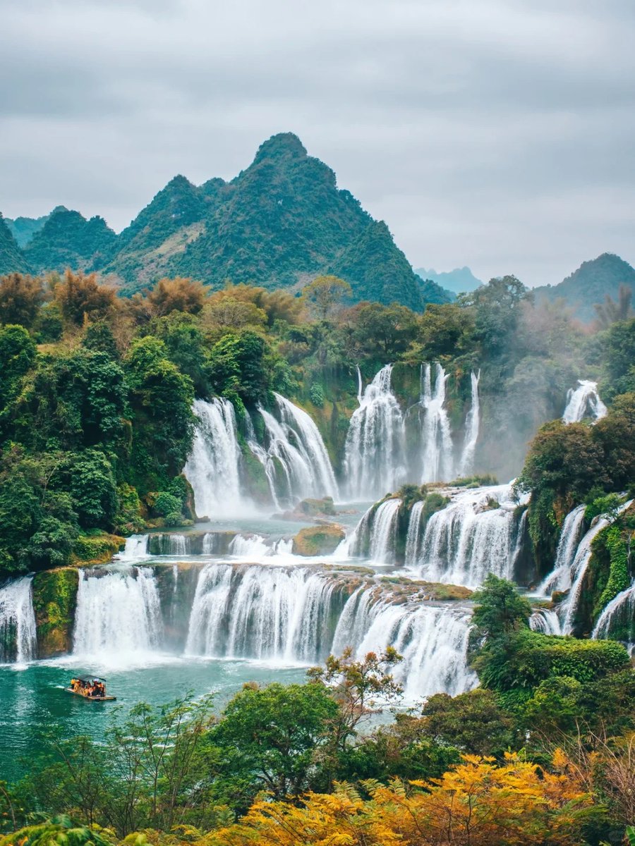 DiscoverGuangxi's tweet photo. 😆😆Did you know that the movie "#FantasticBeasts: #TheSecretsOfDumbledore" had some scenes shot in the spellbinding landscapes of Guangxi, China? #harrypotter

1. 🌙Moon Hill, Yangshuo: In the movie, the Qilin, a magical creature that can see into one's soul and the future, lives here.

2. 💎Lijiang River, #Guilin: This is the spot where Newt Scamander paddles a bamboo raft through a bamboo forest. Also, after the Fwooper carries off the unconscious Newt and the Qilin, the breathtaking landscapes you see are from this very place.

3. 🌈Detian Transnational Waterfall, Chongzuo: This is another spectacular location featured in the film.
Cr. happyin3_、余可可和曜大锅、门后面是什么