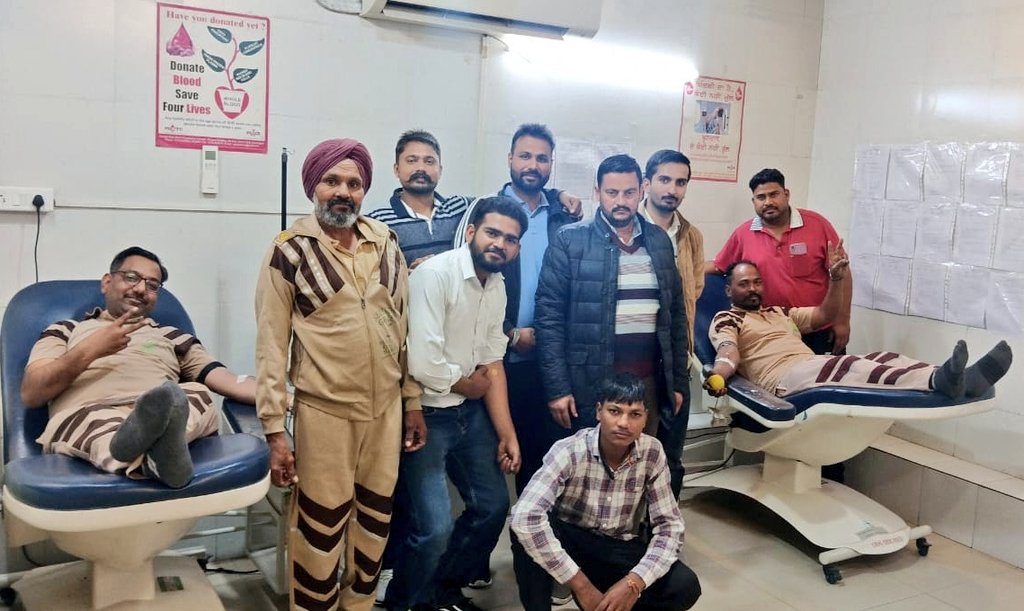 ErRamanRaikot's tweet photo. In #Today's #SelfishEra One Brother is Not Able To Help Another Brother But  Following The #Inspiration Of #SaintDrMSG 🙏🏻 #Million Of #Followers Of #DeraSachaSauda Are Ready To #DonateBlood Selflessly 🩸.These Followers Have Been Named #TrueBloodPump By Guru Ji ❤️
#SaveLives ⚕️ https://t.co/Jgw3abwyJF