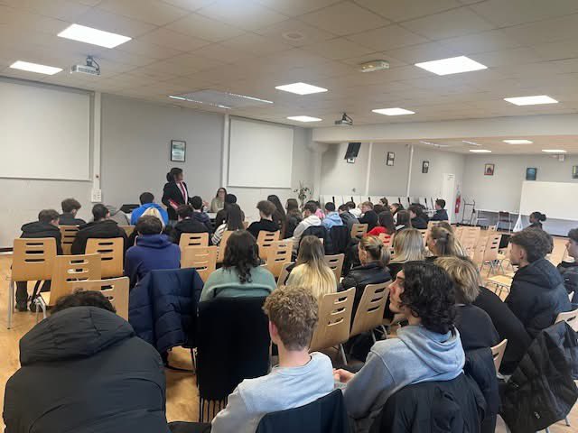 Apourceau's tweet photo. Visite au #lycée Guy Mollet @VilleArras pour parler aux #lycéens  de mon action comme #élue au @Senat.
Un accueil chaleureux, de nombreuses questions , merci à la direction de l’établissement à madame Oufqir #professeure aux #jeunes. 
#citoyenneté https://t.co/zsYxiyuc9D