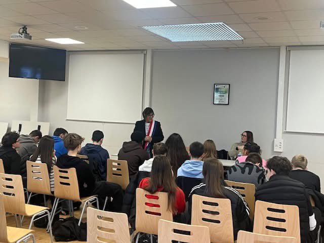 Apourceau's tweet photo. Visite au #lycée Guy Mollet @VilleArras pour parler aux #lycéens  de mon action comme #élue au @Senat.
Un accueil chaleureux, de nombreuses questions , merci à la direction de l’établissement à madame Oufqir #professeure aux #jeunes. 
#citoyenneté https://t.co/zsYxiyuc9D