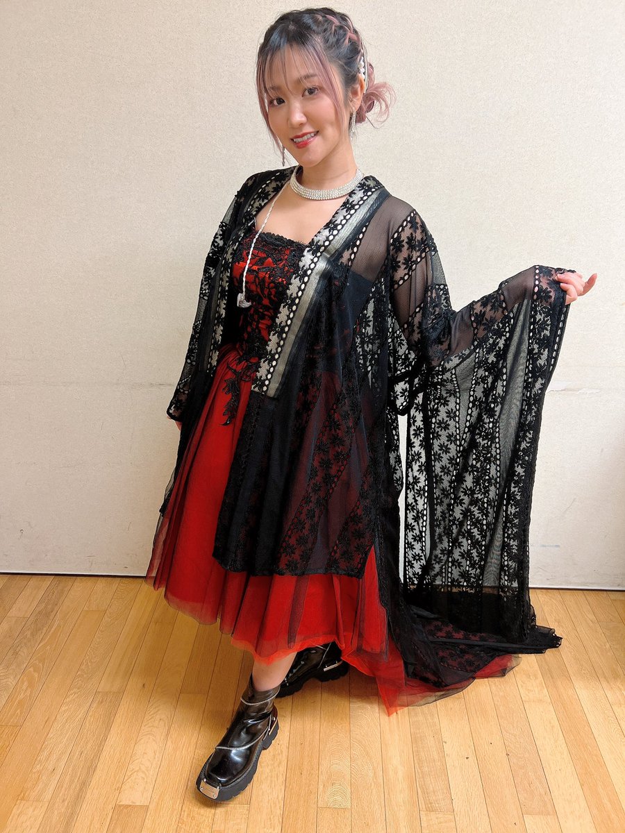 Noaaa420's tweet photo. 🖤赤黒❤️で信長をイメージして👗
髪型めっちゃ気に入りました😍✌️ヘアメイクさんありがとうございました🫶
 #乃藍 #衣装 https://t.co/m7uMHCTX0b